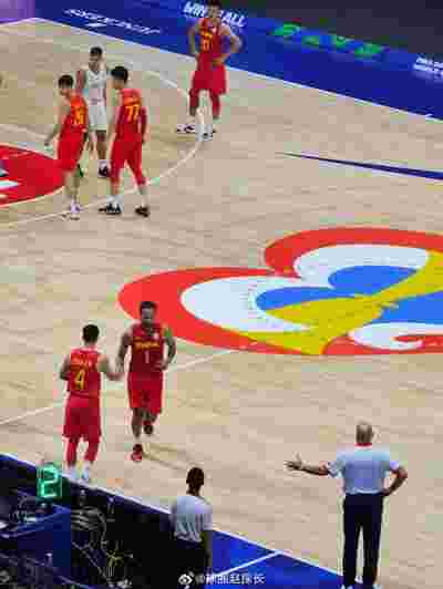 老鹰队在客场击败尼克斯,杨恩重现神勇